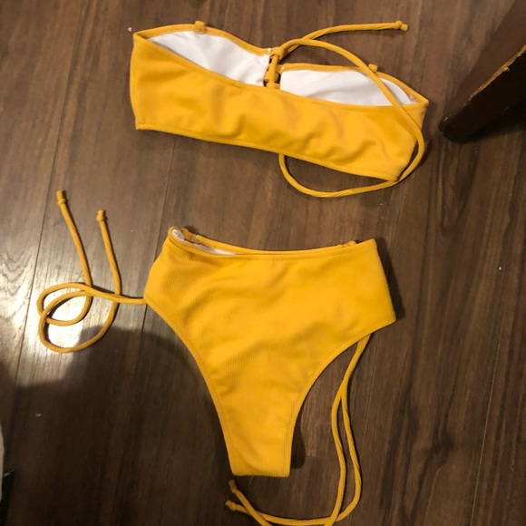 Bikini - Picture 3 of 3